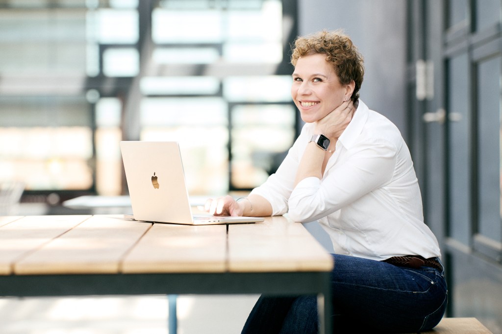 Tina Feulner lächelt am Laptop